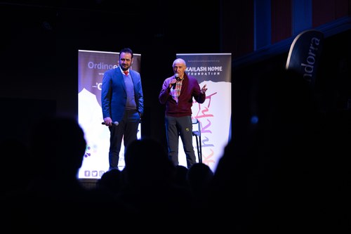 Dos presentadores en una sesión de cine sobre esquí nórdico en la ACCO