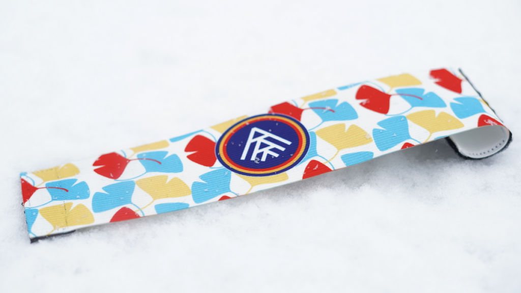 Brazalete del FC Andorra con diseño colorido en la nieve