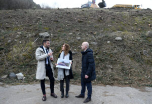 Tres personas discutiendo sobre la construcción de la nueva estación eléctrica en Riu Runer