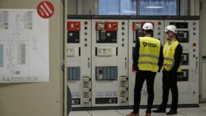 Técnicos de FEDA en la estación transformadora de Margineda supervisando equipos eléctricos.