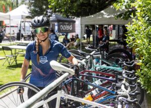 Participante del festival ANDBike con bicicletas en La Massana