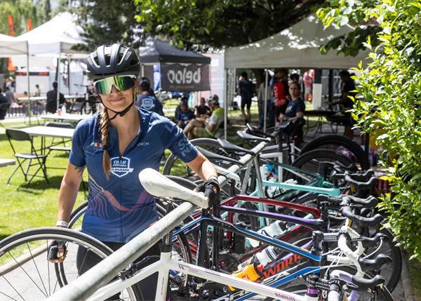 Participante del festival ANDBike con bicicletas en La Massana