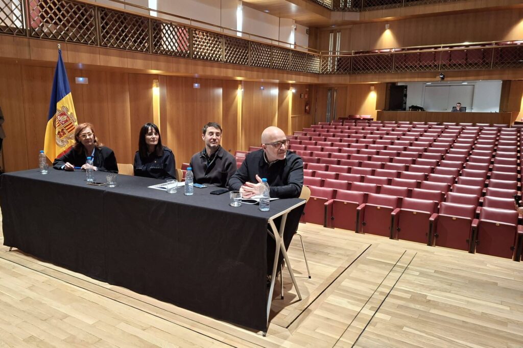 Reunión en la Fundació ONCA con Joan Anton Rechi y otros participantes