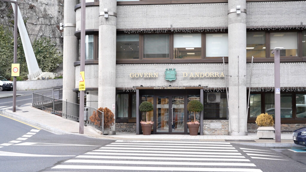 Fachada del Govern d'Andorra con señalización y plantas decorativas