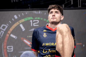 Kostas Kostadinov sentado con una expresión seria tras sufrir un esguince