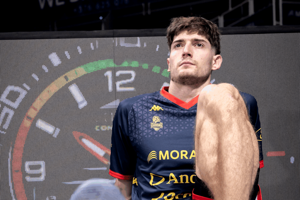 Kostas Kostadinov sentado con una expresión seria tras sufrir un esguince