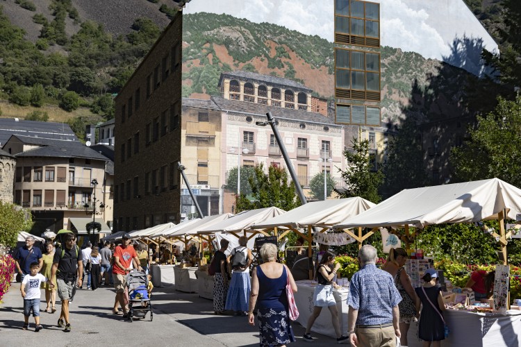 Feria Mercat de la Vall en Andorra la Vella con puestos y visitantes