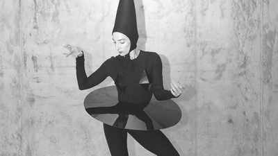 Lorena Nogal realizando una danza inspirada en Picasso en Encamp.