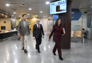 Funcionarios del gobierno andorrano discutiendo medidas de apoyo económico