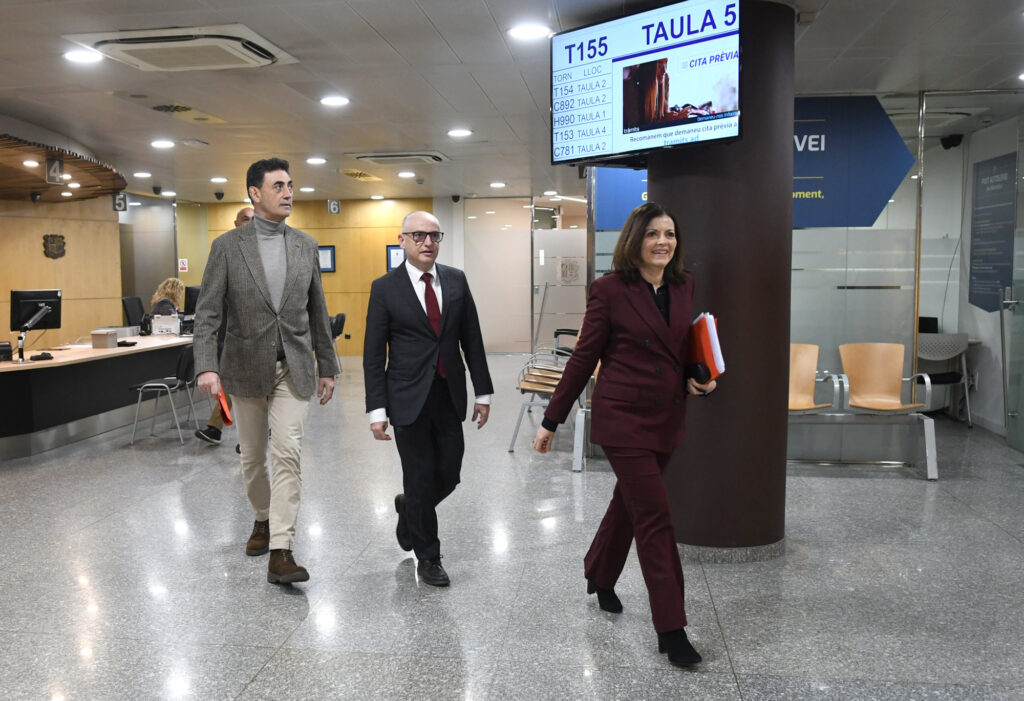 Funcionarios del gobierno andorrano discutiendo medidas de apoyo económico