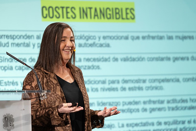 Nuria Varela durante su ponencia sobre mujeres en política