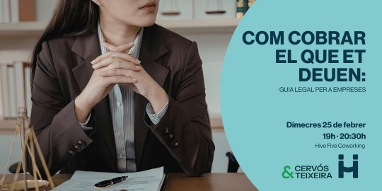 Mujer con manos entrelazadas en una mesa con documentos y balanza