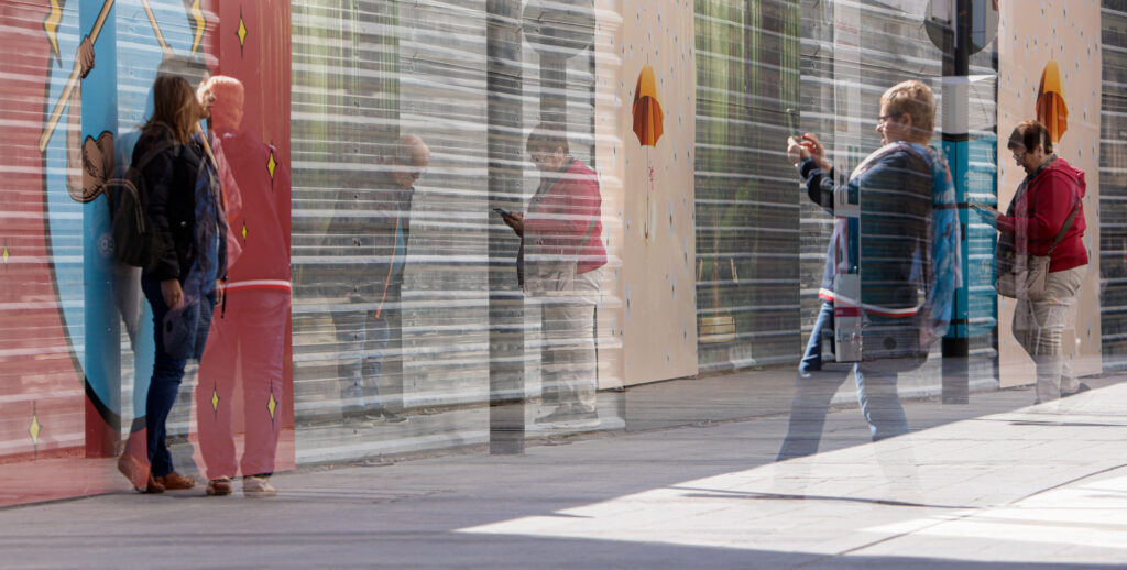 Jóvenes andorranos interactuando en un entorno urbano colorido.