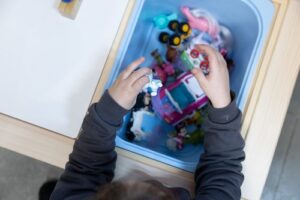 Niño jugando con juguetes en una sala de esparcimiento