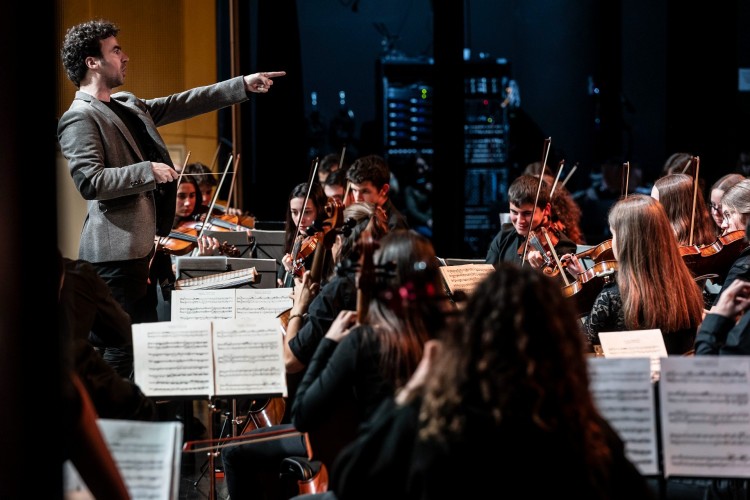 Jovenes músicos interpretando en un concierto orquestal en Andorra la Vella.