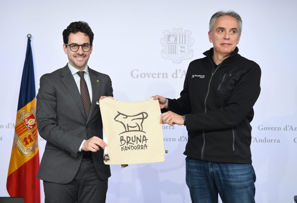 Presentación de la Vaca Bruna de Andorra en un evento oficial