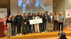 Estudiantes y autoridades en la clausura del proyecto Tàndem en Andorra