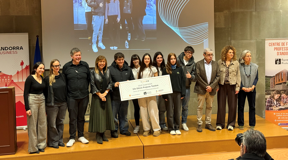 Estudiantes y autoridades en la clausura del proyecto Tàndem en Andorra