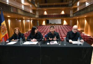 Presentación de la reapertura del Auditori Nacional de Andorra con cuatro personas en una mesa.