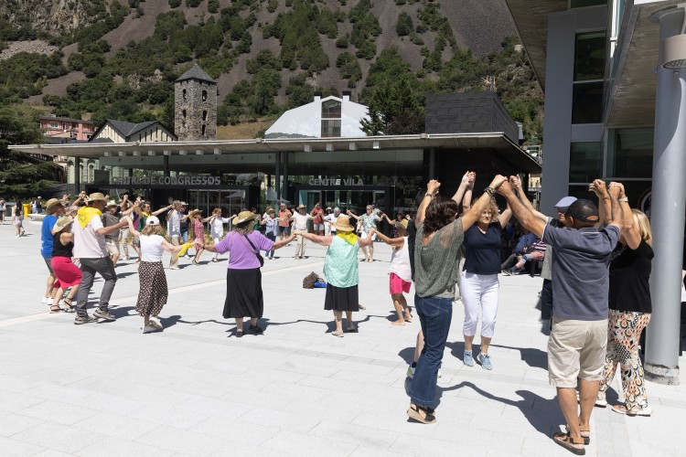 Grupo de personas bailando en una plaza de Andorra la Vella