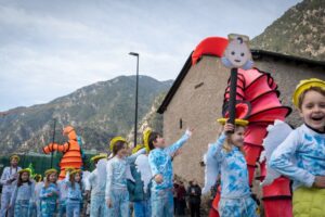 Niños disfrazados en una celebración de Carnaval en Andorra