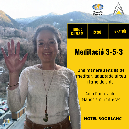 Mujer sonriente mostrando la mano en taller de meditación