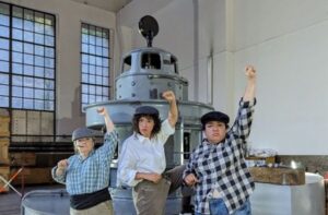 Tres actores en una visita teatralizada en el MW Museu de l’Electricitat
