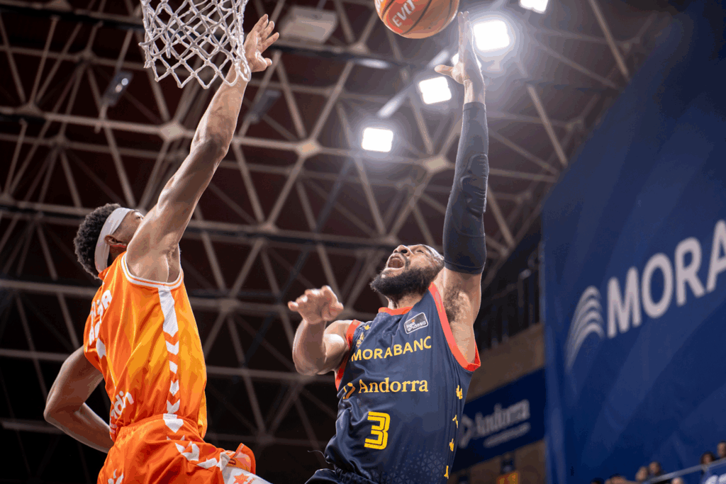 Jugador del MoraBanc Andorra realizando un mate en el partido contra Valencia Basket