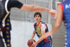 Jugador del Cadet Vermell Abast en acción durante un partido de baloncesto
