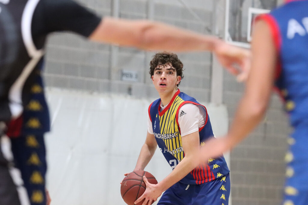 Jugador del Cadet Vermell Abast en acción durante un partido de baloncesto