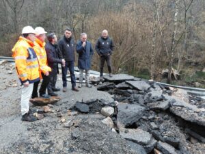 El ministro Ferré supervisa trabajos de reparación en la carretera RN20 tras un deslizamiento de tierra.