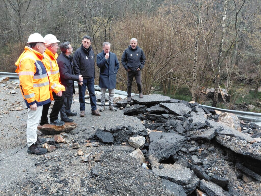 El ministro Ferré supervisa trabajos de reparación en la carretera RN20 tras un deslizamiento de tierra.