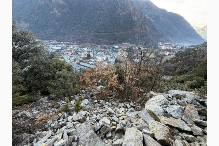 Vista de la zona de la Solana tras el deslizamiento de rocas