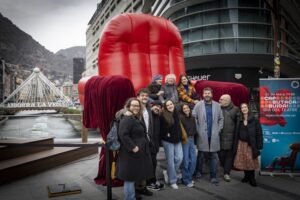 Grupo de personas en Andorra la Vella junto a una butaca inflable gigante