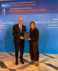 Ministros de Andorra y Europa firmando un acuerdo sobre derechos laborales