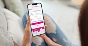 Usuario interactuando con la app de Andorra Telecom en un teléfono móvil