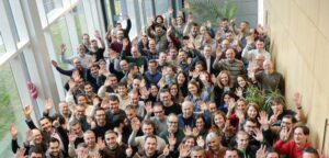 Empleados de Andorra Telecom levantando las manos en apoyo a proyectos solidarios