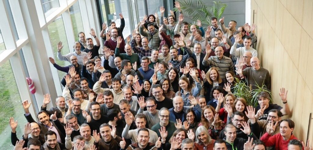 Empleados de Andorra Telecom levantando las manos en apoyo a proyectos solidarios