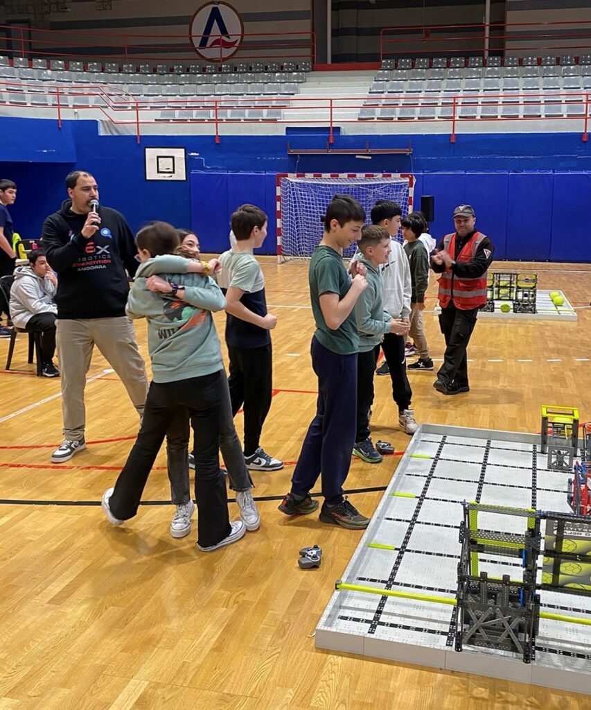 Estudiantes compitiendo en la 3a edición del European Open de robótica educativa VEX en Andorra.