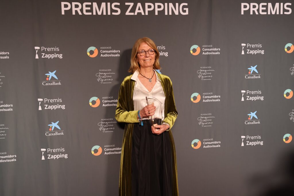 Inés Martí recibiendo un premio en los Premios Zapping