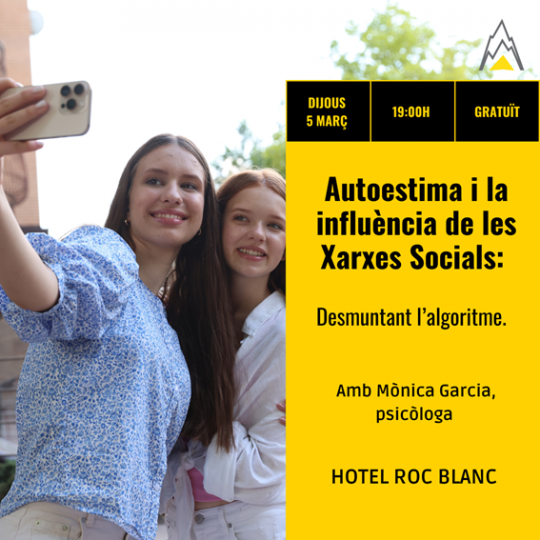 Dos jóvenes sonriendo mientras se toman una selfie en un evento sobre autoestima