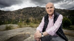 Dr. Martin Almagro Gorbea en un paisaje montañoso
