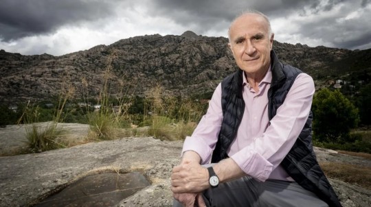 Dr. Martin Almagro Gorbea en un paisaje montañoso