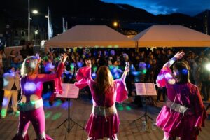 Actuación en la Cota 1.300 con público disfrutando del evento