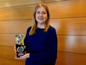 Mujer sosteniendo un premio de Mejor Banco Digital de Andorra 2026