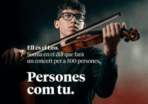 Joven tocando el violín en un evento de Creand Fundació