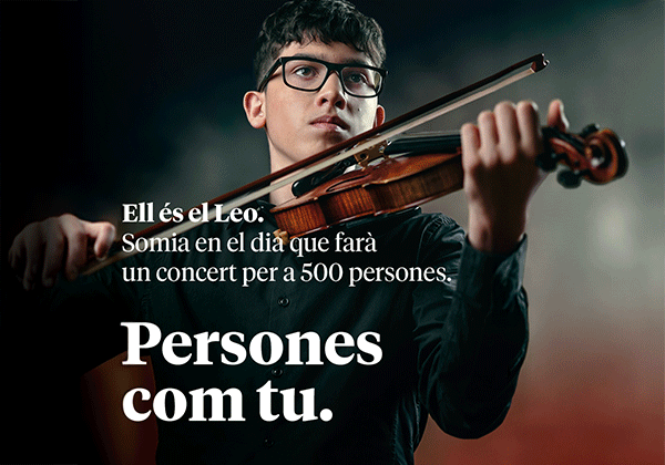 Joven tocando el violín en un evento de Creand Fundació