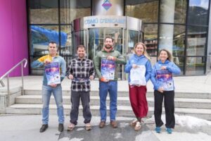 Participantes sosteniendo carteles de la Cronoescalada nocturna en Encamp