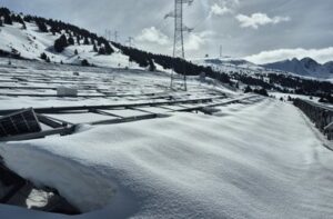 Acumulación de nieve en el parque solar de Grau Roig