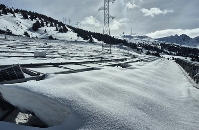 Acumulación de nieve en el parque solar de Grau Roig
